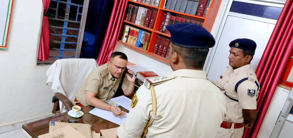 ग्रामीण SP की बैठक – अपराध और चुनाव दोनों पर सख्त कार्रवाई ग्रामीण SP की बैठक – अपराध और चुनाव दोनों पर सख्त कार्रवाई