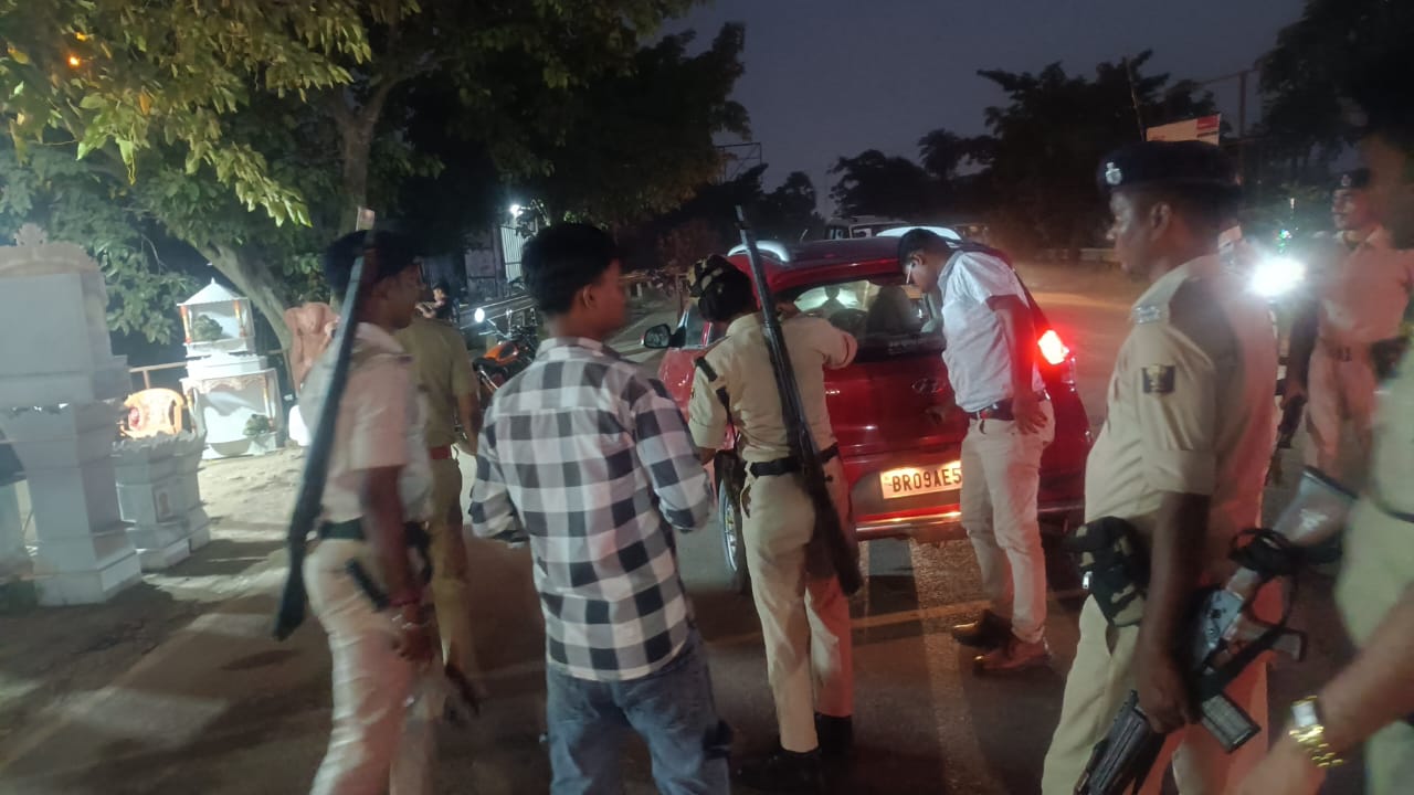 वरीय पुलिस अधीक्षक, दरभंगा ने विधि-व्यवस्था का किया निरीक्षण वरीय पुलिस अधीक्षक, दरभंगा ने विधि-व्यवस्था का किया निरीक्षण