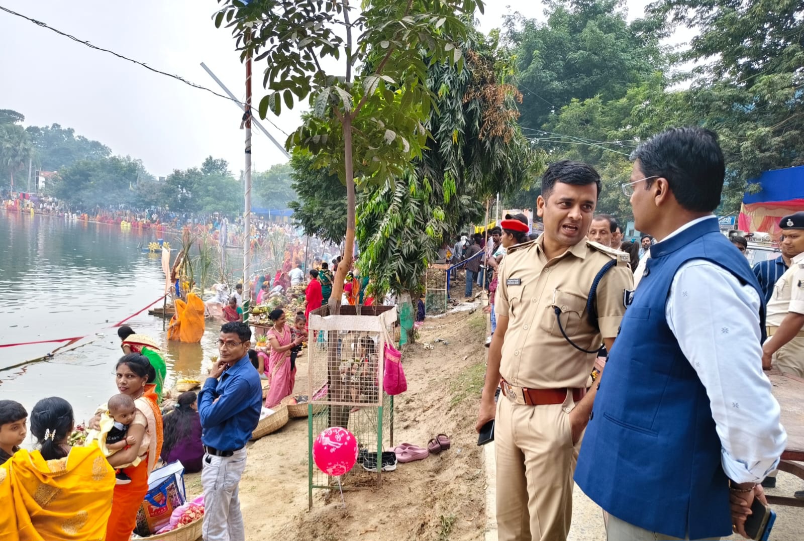 तीसरे दिन छठ (सजकारक) पर हराही पोखर निरीक्षण — DM-SSP ने सूर्य नमस्कार कर की दरभंगा की उज्जवल कामना तीसरे दिन छठ (सजकारक) पर हराही पोखर निरीक्षण — DM-SSP ने सूर्य नमस्कार कर की दरभंगा की उज्जवल कामना