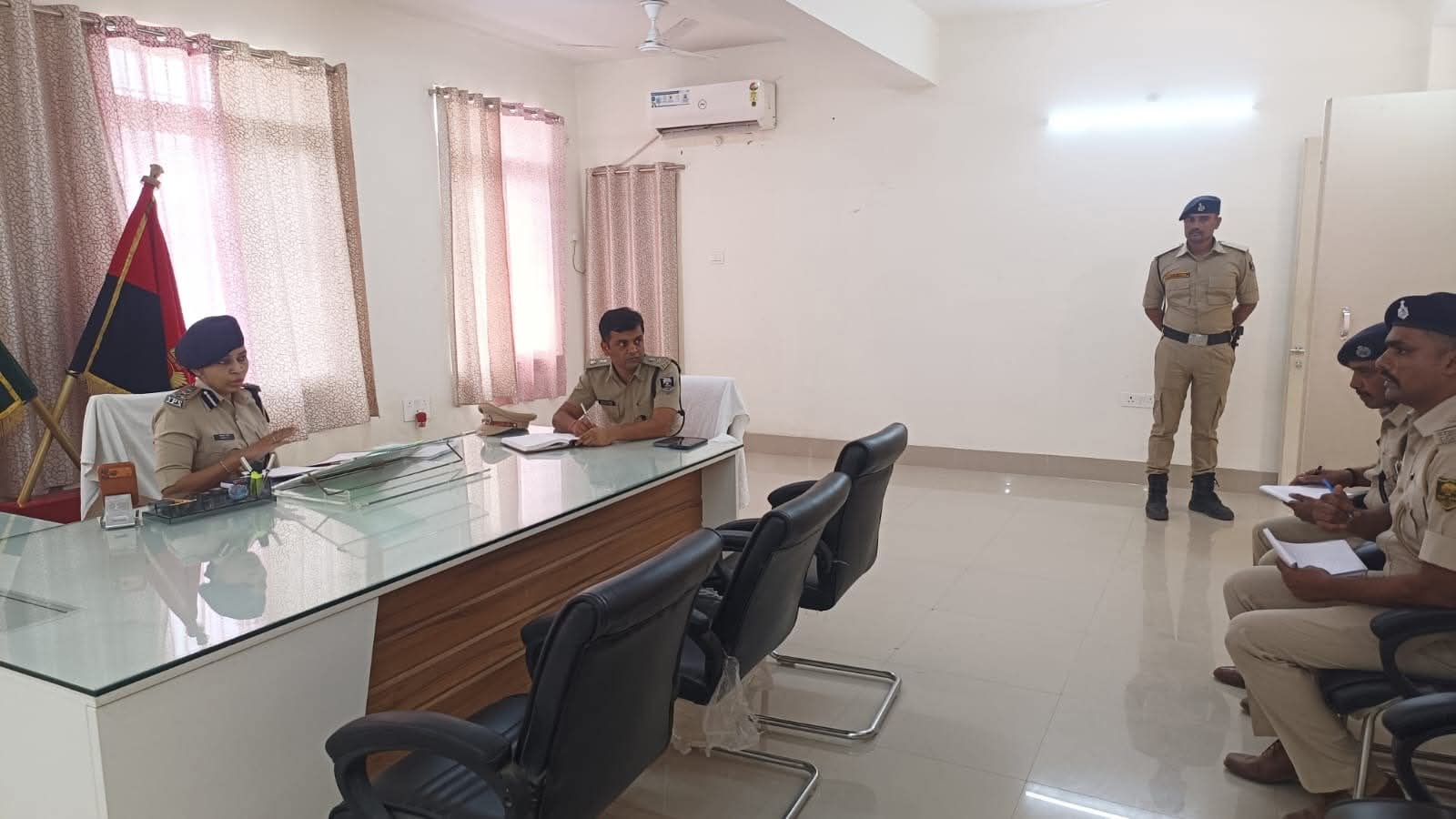 दरभंगा में चुनाव तैयारी की हाई-लेवल मीटिंग DIG-SSP ने सुरक्षा को लेकर दिए कड़े निर्देश