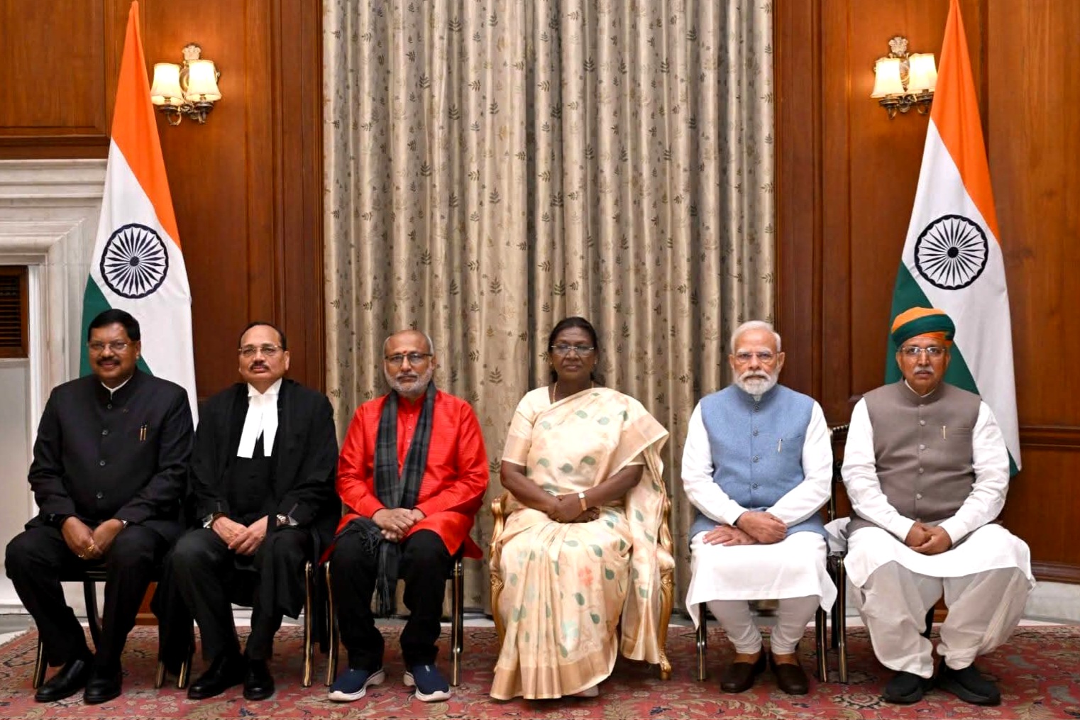 सूर्यकांत बने 53वें CJI राष्ट्रपति मुर्मू ने दिलाई शपथ सूर्यकांत बने 53वें CJI राष्ट्रपति मुर्मू ने दिलाई शपथ
