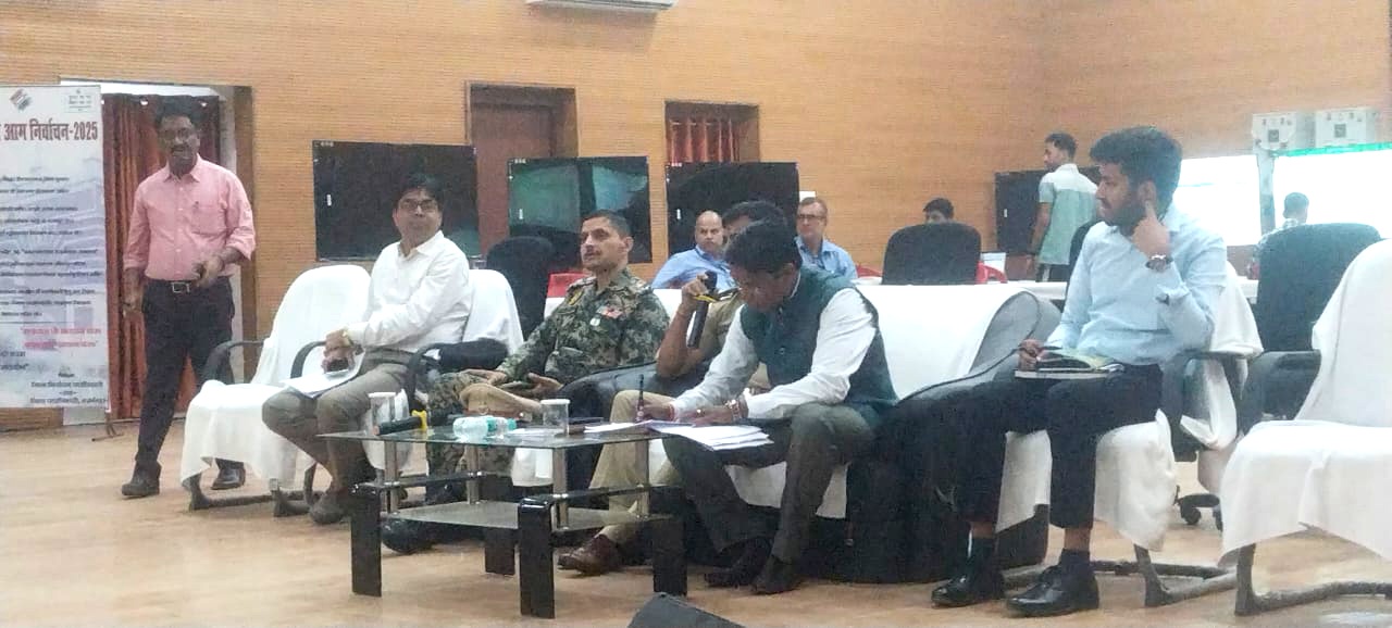 दरभंगा में चुनाव सुरक्षा समीक्षा — डीएम की CAPF कमांडरों संग बैठक