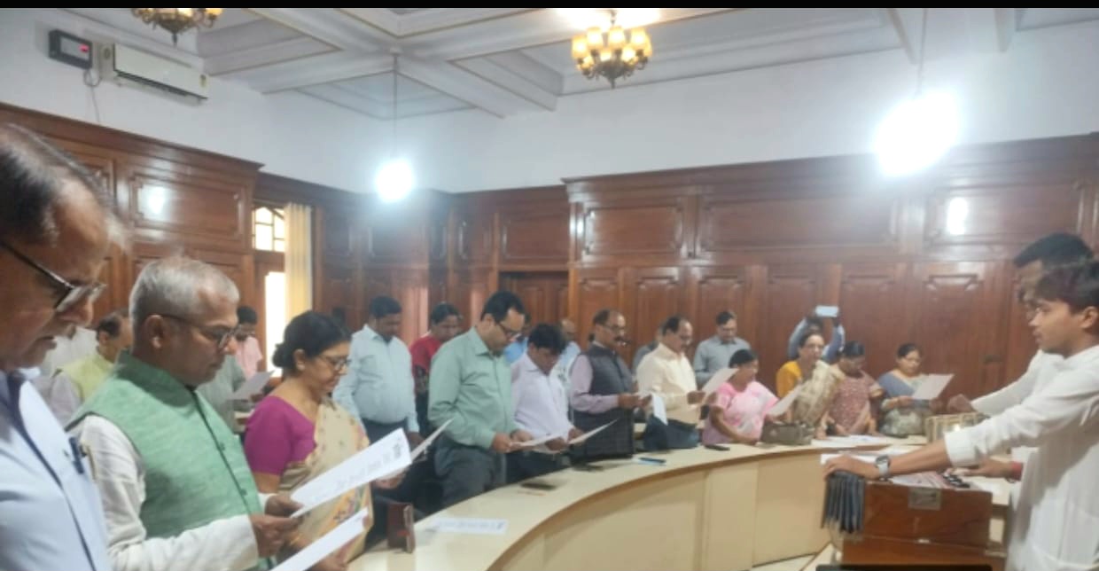 150 वर्ष पूरे ‘वन्दे मातरम्’ के LNMU में गूंजा राष्ट्रगीत का सामूहिक स्वर 150 वर्ष पूरे ‘वन्दे मातरम्’ के LNMU में गूंजा राष्ट्रगीत का सामूहिक स्वर