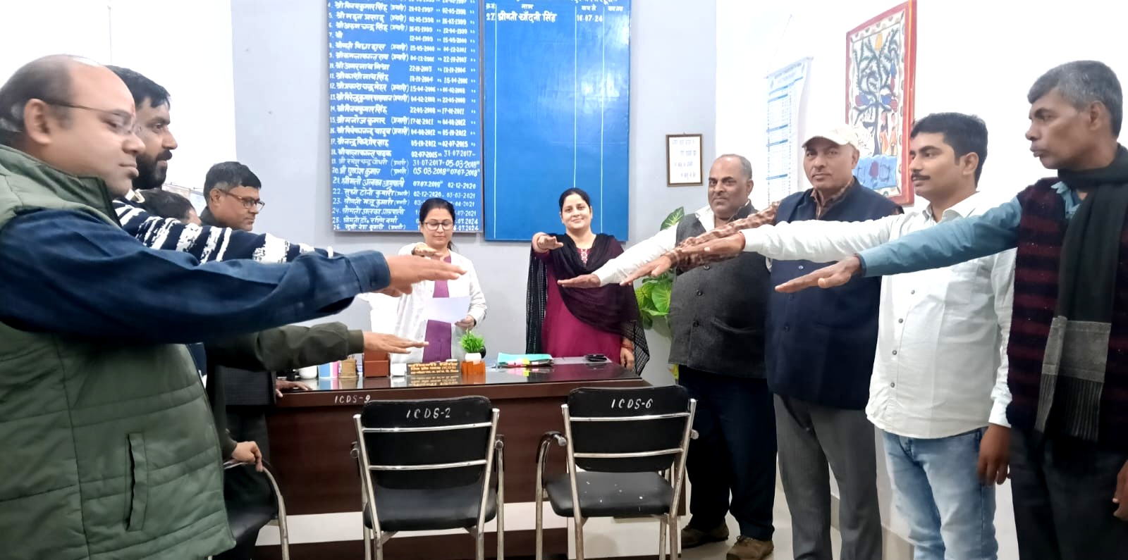 फ़ोटो - नशा मुक्त भारत अभियान के तहत शपथ दिलाती हुईं DPO ICDS दरभंगा चांदनी सिंह; साथ में उपस्थित कार्यालय कर्मीगण ।