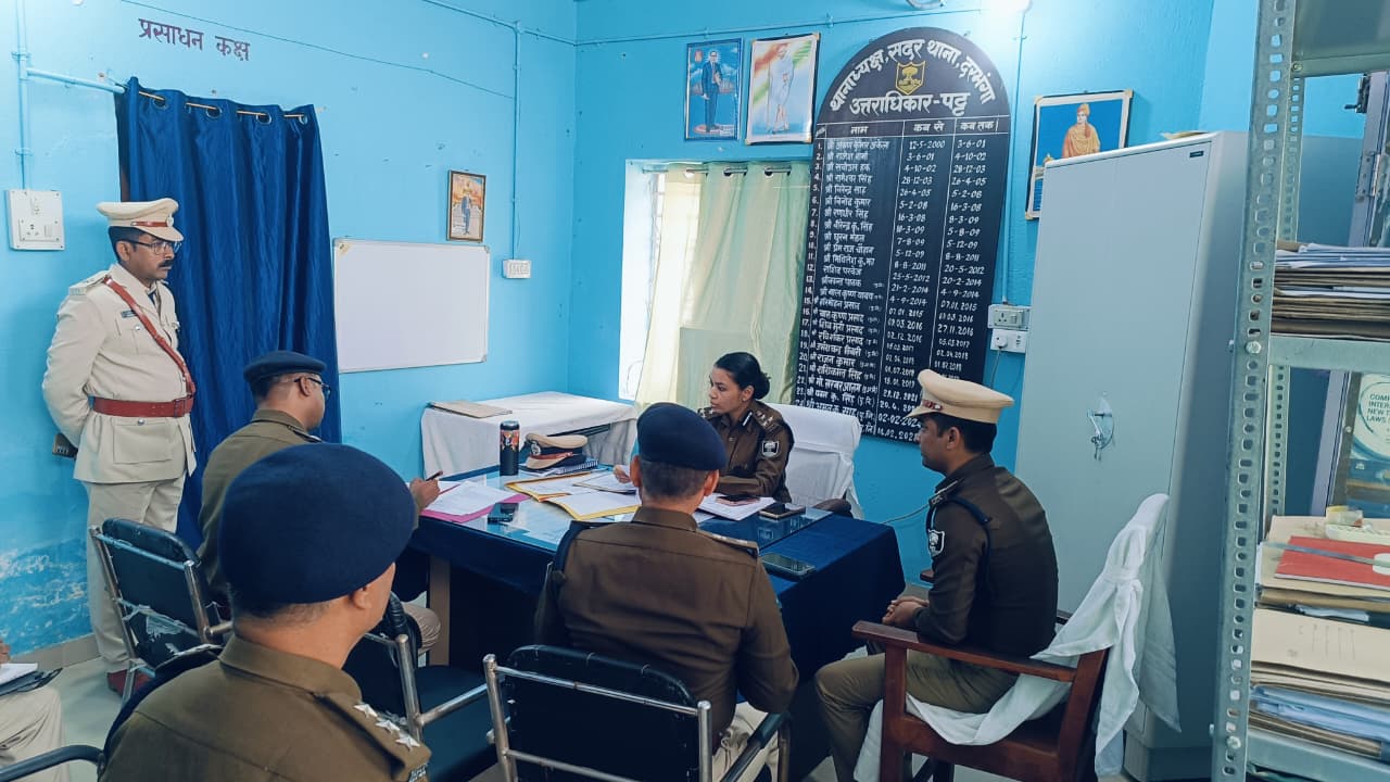 पुलिस उप महानिरीक्षक ने किया निरीक्षण सदर थाना — संचिकाओं व पंजी का व्यापक अवलोकन पुलिस उप महानिरीक्षक ने किया निरीक्षण सदर थाना — संचिकाओं व पंजी का व्यापक अवलोकन