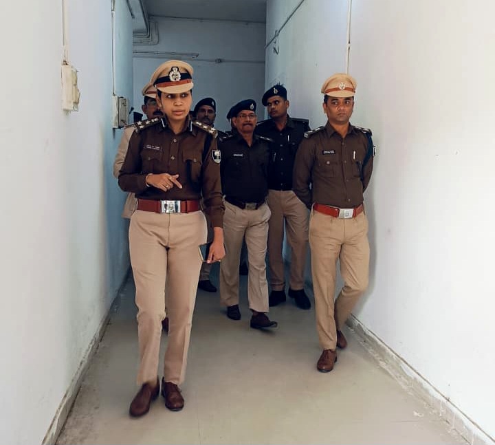 पुलिस उप महानिरीक्षक ने किया निरीक्षण सदर थाना — संचिकाओं व पंजी का व्यापक अवलोकन पुलिस उप महानिरीक्षक ने किया निरीक्षण सदर थाना — संचिकाओं व पंजी का व्यापक अवलोकन