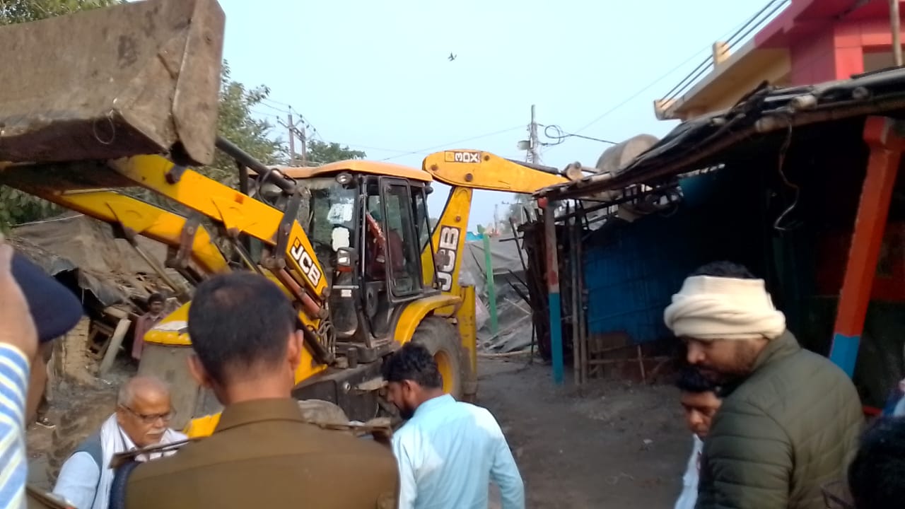 दरभंगा में दूसरे दिन भी चला अतिक्रमण अभियान — लहेरियासराय टावर से हाजमा चौक तक फिर बुलडोज़र एक्शन दरभंगा में दूसरे दिन भी चला अतिक्रमण अभियान — लहेरियासराय टावर से हाजमा चौक तक फिर बुलडोज़र एक्शन