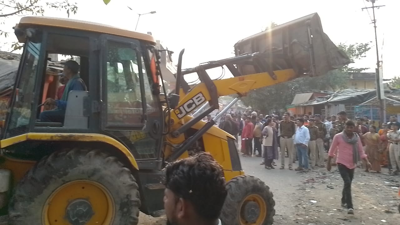 दरभंगा में दूसरे दिन भी चला अतिक्रमण अभियान — लहेरियासराय टावर से हाजमा चौक तक फिर बुलडोज़र एक्शन दरभंगा में दूसरे दिन भी चला अतिक्रमण अभियान — लहेरियासराय टावर से हाजमा चौक तक फिर बुलडोज़र एक्शन