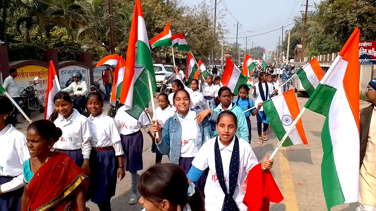 कर्पूरी चौक से प्रेक्षागृह तक तिरंगा रैली दरभंगा ने दिखाई देशभक्ति की शक्ति