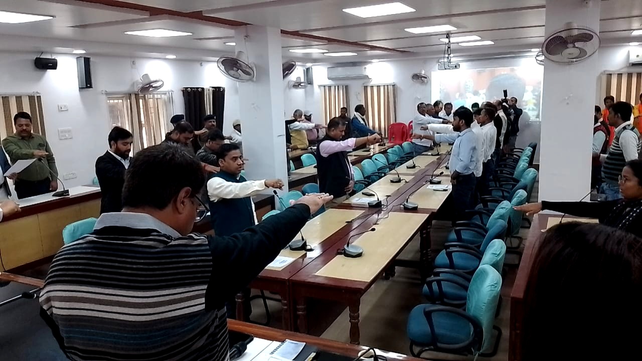 संविधान दिवस पर प्रस्तावना पाठ डीडीसी ने पदाधिकारियों को दिलाई शपथ संविधान दिवस पर प्रस्तावना पाठ डीडीसी ने पदाधिकारियों को दिलाई शपथ