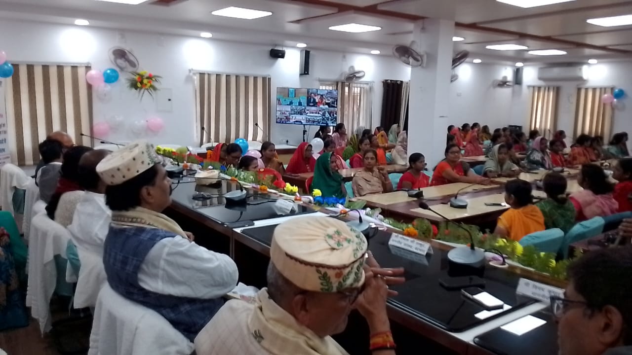 सीएम ने किया 1000 करोड़ का अंतरण 10 लाख लाभुकों को मिले 10–10 हजार रुपये सीएम ने किया 1000 करोड़ का अंतरण 10 लाख लाभुकों को मिले 10–10 हजार रुपये