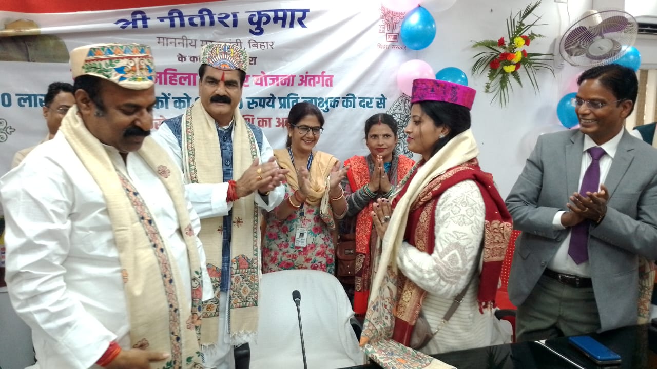 सीएम ने किया 1000 करोड़ का अंतरण 10 लाख लाभुकों को मिले 10–10 हजार रुपये सीएम ने किया 1000 करोड़ का अंतरण 10 लाख लाभुकों को मिले 10–10 हजार रुपये