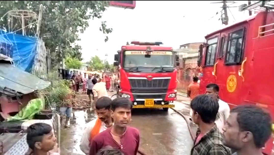 दरभंगा में भीषण आग का कहर 4 सिलेंडर ब्लास्ट, कई घर राख दरभंगा में भीषण आग का कहर 4 सिलेंडर ब्लास्ट, कई घर राख