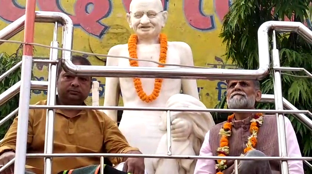 आर.के. मिश्रा का अनशन गांधी प्रतिमा के पास कार्रवाई व हटाने की मांग आर.के. मिश्रा का अनशन गांधी प्रतिमा के पास कार्रवाई व हटाने की मांग