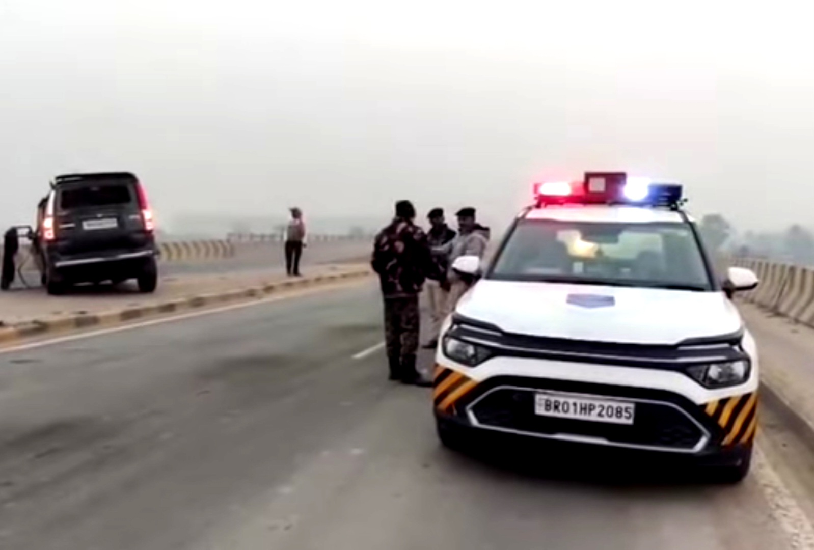 NH-27 ओवरब्रिज पर स्कॉर्पियो डिवाइडर से टकराई 3 की मौत, 4 घायल — मधेपुरा लौट रहे थे सभी NH-27 ओवरब्रिज पर स्कॉर्पियो डिवाइडर से टकराई 3 की मौत, 4 घायल — मधेपुरा लौट रहे थे सभी