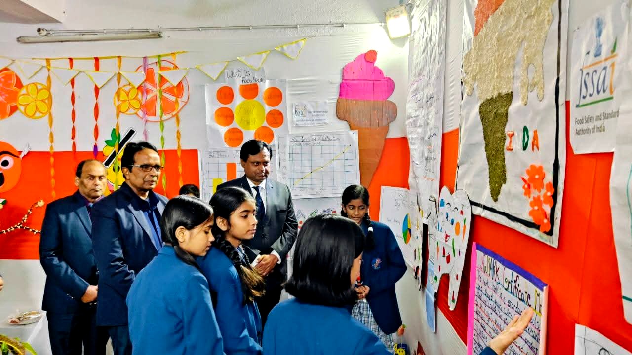 रोज पब्लिक स्कूल में प्रतिभा का भव्य प्रदर्शन STEM एवं ह्यूमैनिटीज़ शोकेस में छात्रों ने दिखाया कमाल