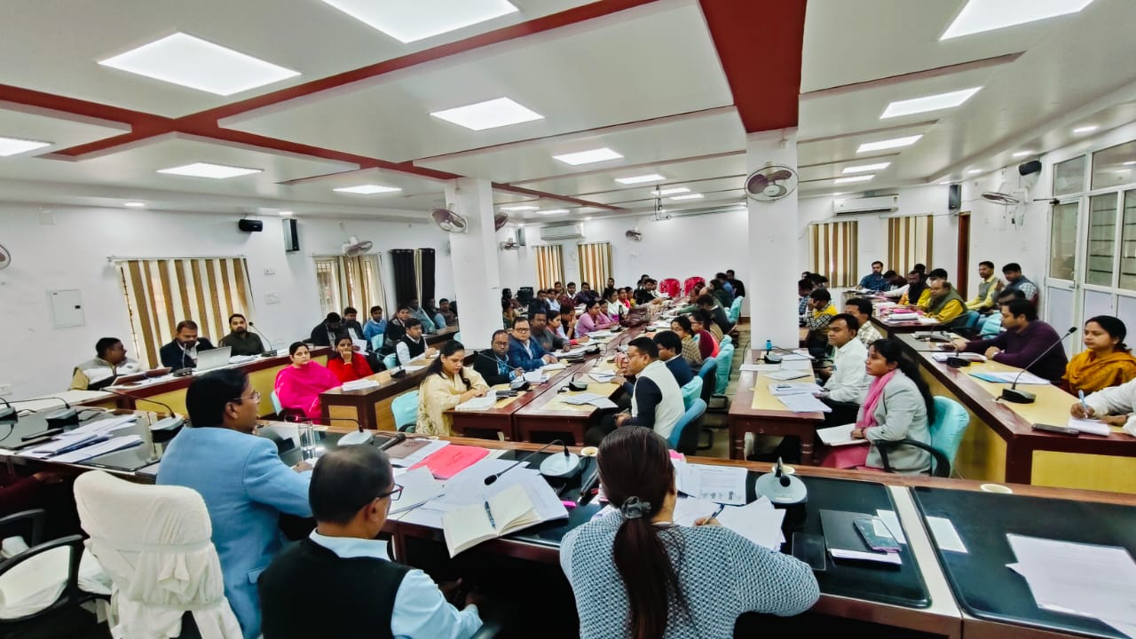 जिलाधिकारी की समीक्षात्मक बैठक विभागीय योजनाओं की प्रगति पर सख्त निर्देश