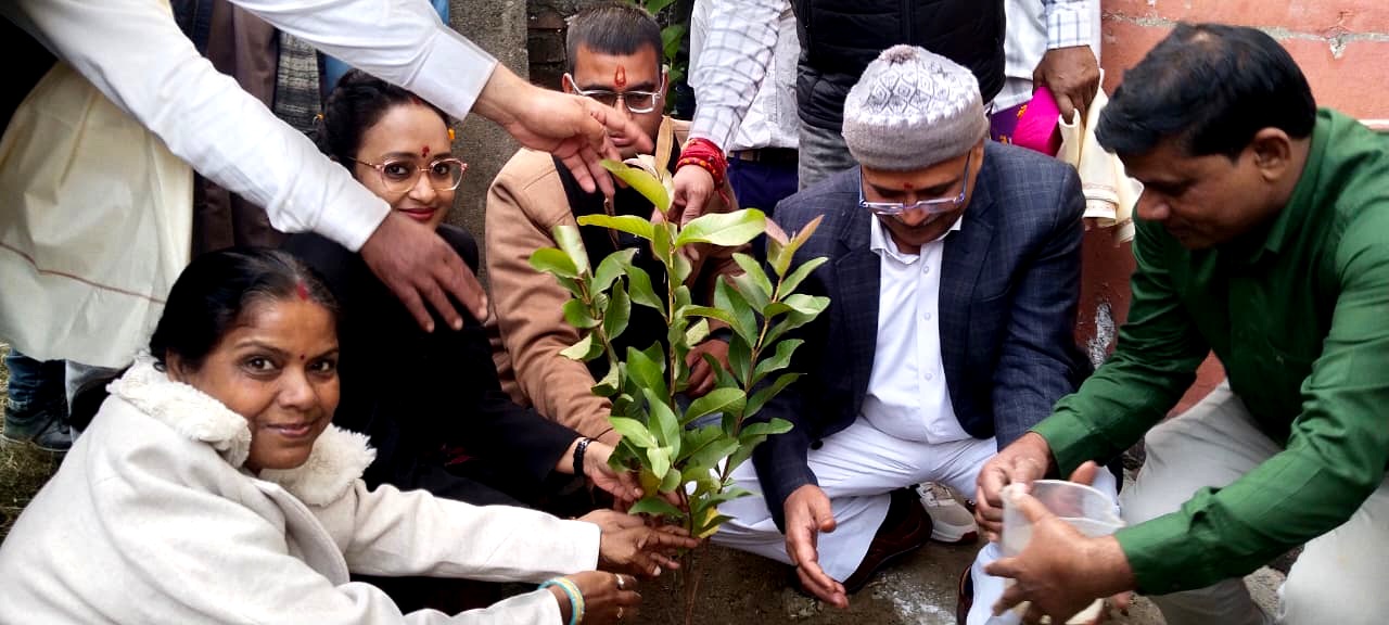 पेड़ लगाओ—धरती बचाओ जज साहब ने की बड़ी अपील पेड़ लगाओ—धरती बचाओ जज साहब ने की बड़ी अपील