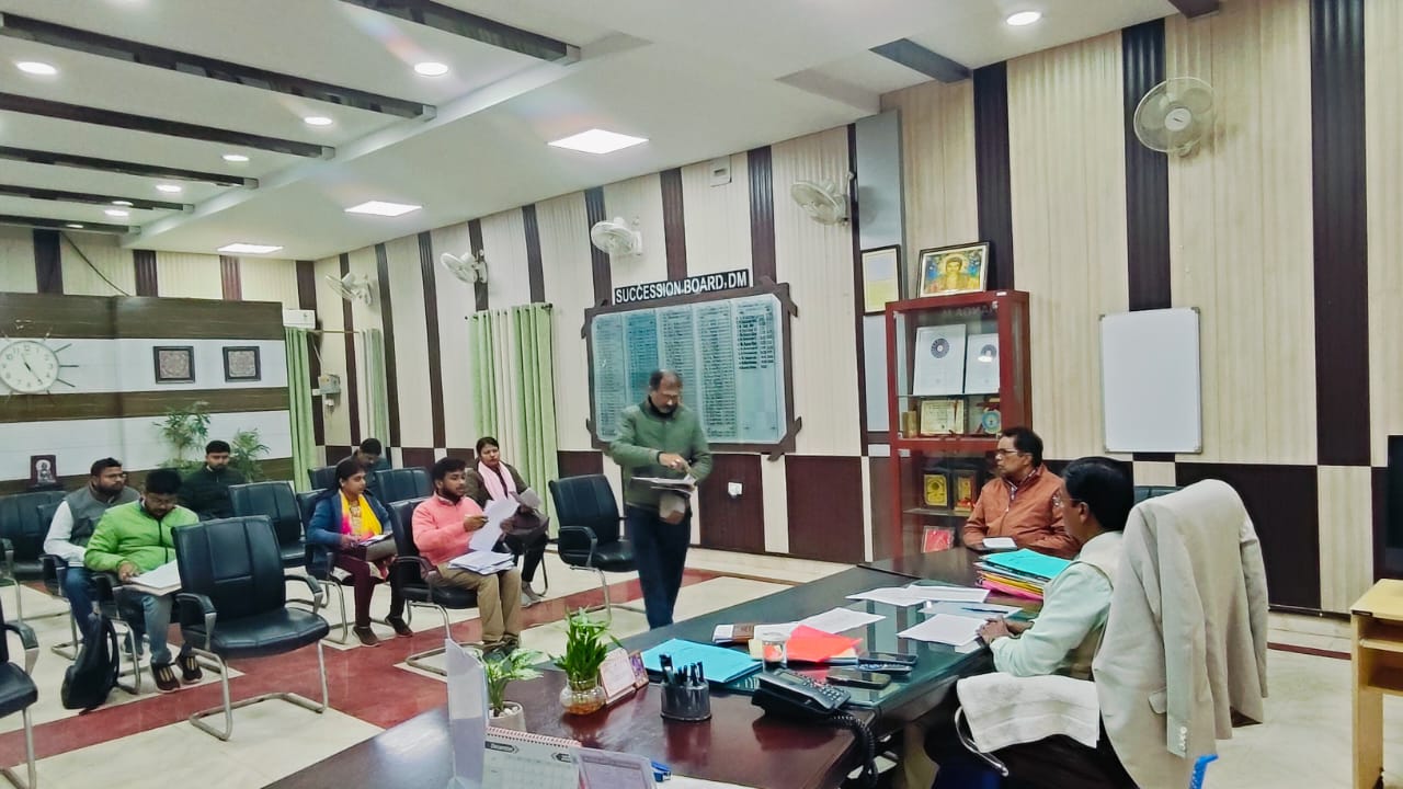 जिलाधिकारी की सख्त समीक्षा बैठक शहरी समग्र विकास योजना की प्रगति पर तेज कार्रवाई के निर्देश जिलाधिकारी की सख्त समीक्षा बैठक शहरी समग्र विकास योजना की प्रगति पर तेज कार्रवाई के निर्देश