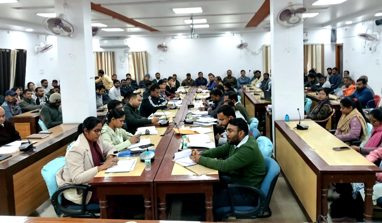 राजस्व मामलों की समीक्षा बैठक लंबित आवेदनों के त्वरित निष्पादन पर जिलाधिकारी का जोर राजस्व मामलों की समीक्षा बैठक लंबित आवेदनों के त्वरित निष्पादन पर जिलाधिकारी का जोर