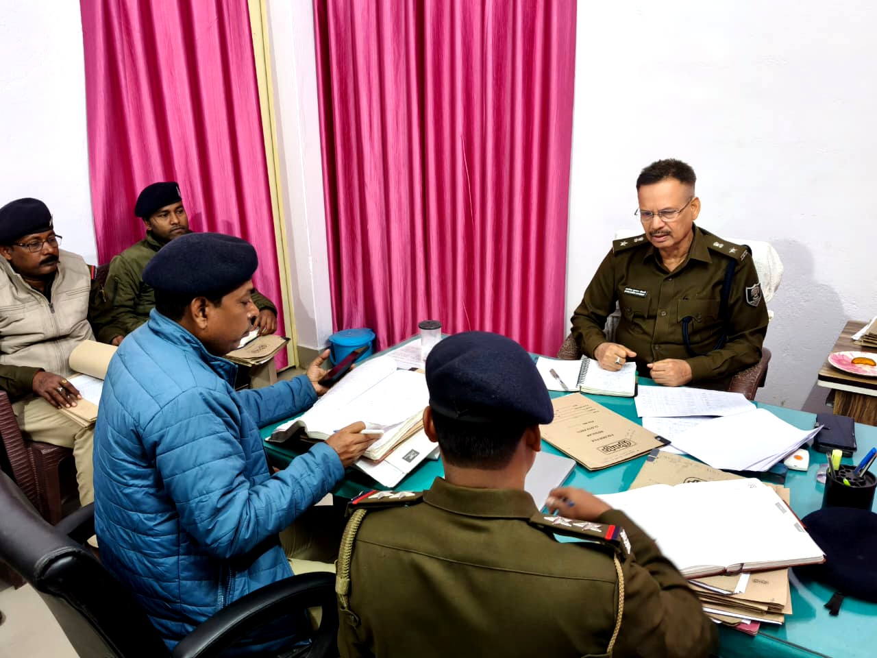 बहादुरपुर थाना में नगर एसपी की कड़ी समीक्षा बैठक लंबित कांडों के त्वरित निष्पादन को लेकर सख्त निर्देश बहादुरपुर थाना में नगर एसपी की कड़ी समीक्षा बैठक लंबित कांडों के त्वरित निष्पादन को लेकर सख्त निर्देश