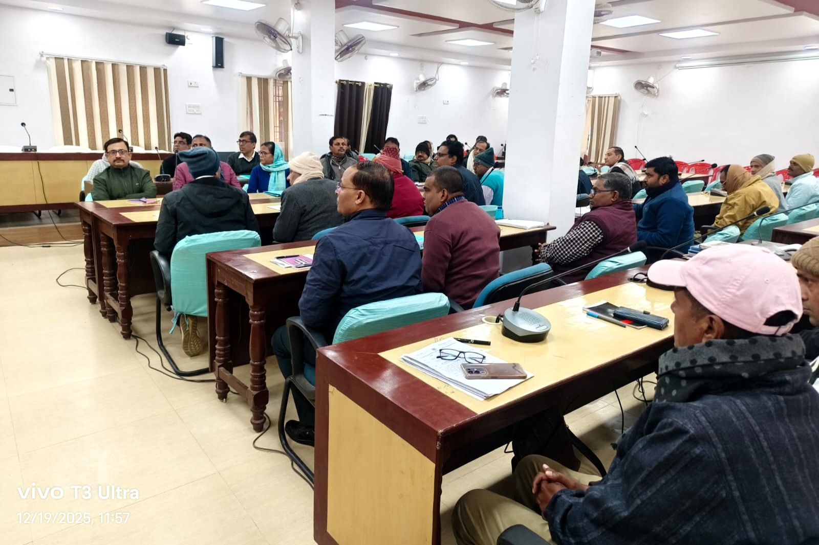 समाहरणालय की व्यवस्था पर डीएम सख्त फाइल निपटारे और ई-ऑफिस पर दिया जोर
