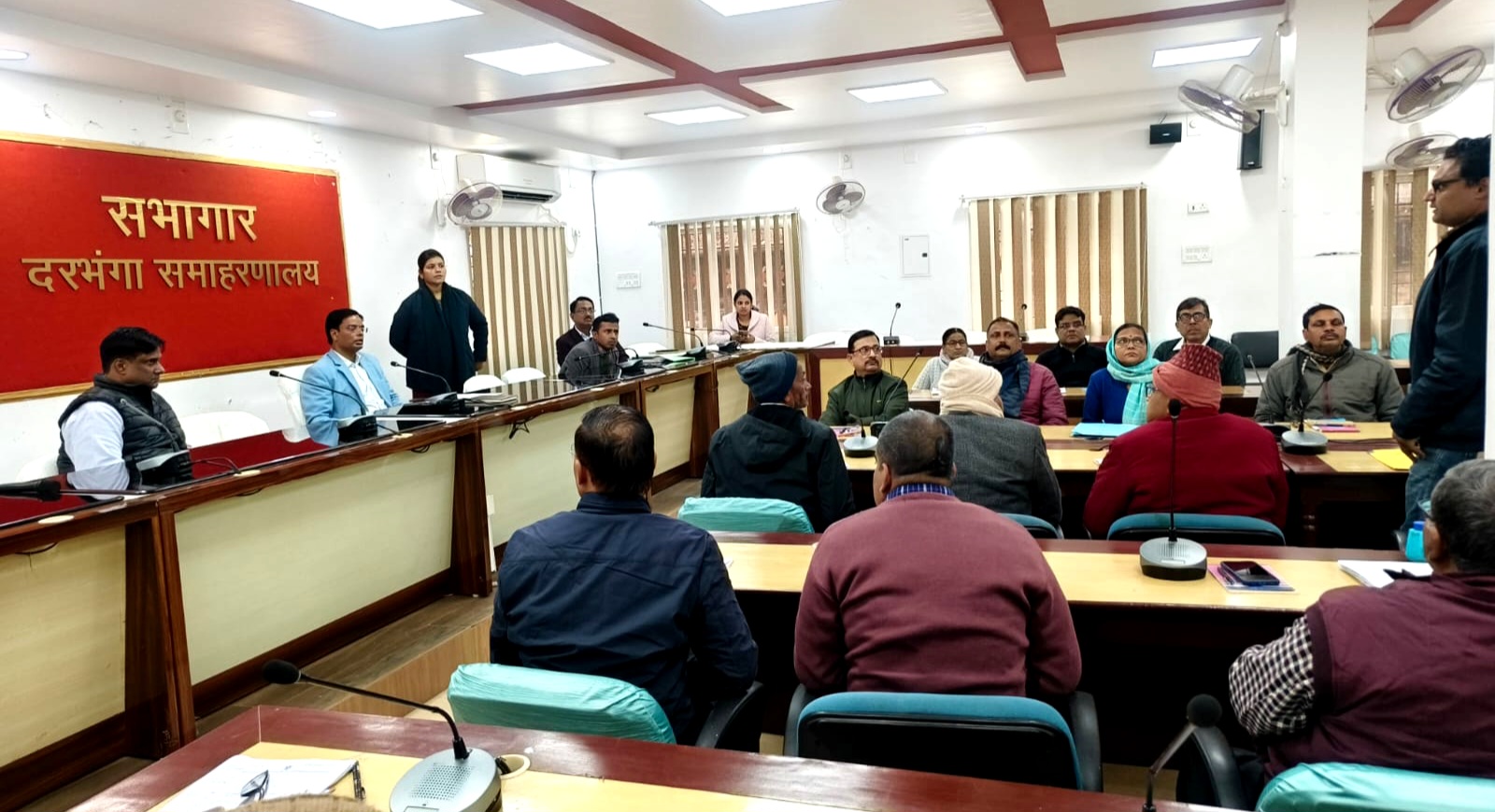 समाहरणालय की व्यवस्था पर डीएम सख्त फाइल निपटारे और ई-ऑफिस पर दिया जोर