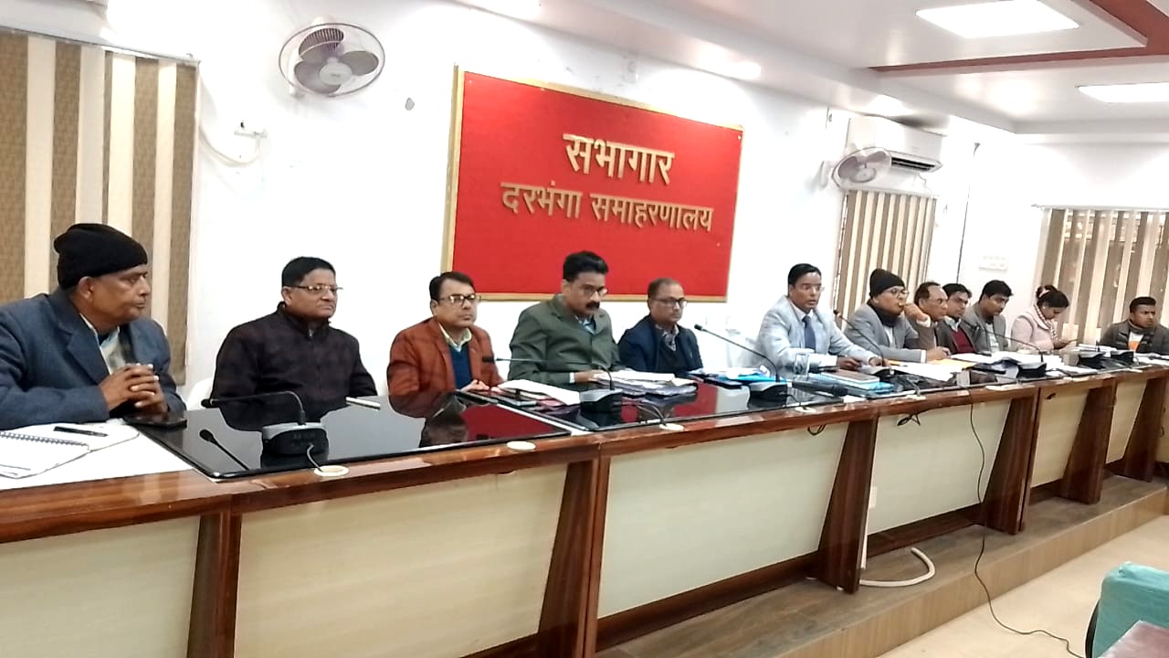 डीएम कौशल कुमार की अहम बैठक  सेवानिवृत्ति लाभ, RTPS और जन शिकायतों पर कड़ा निर्देश