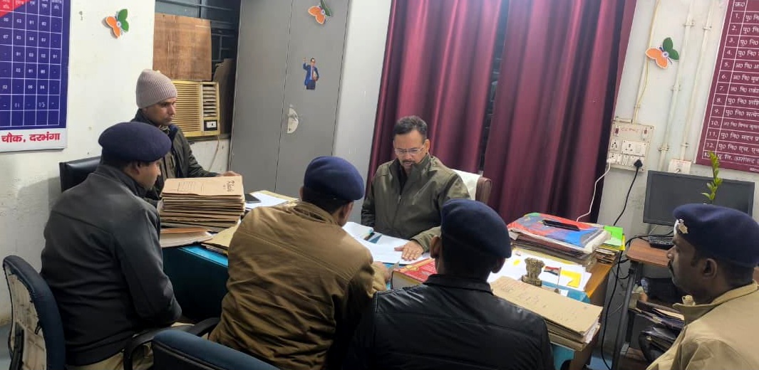 थाना में अनुसंधान समीक्षा बैठक  लंबित कांडों के शीघ्र निष्पादन पर नगर पुलिस अधीक्षक का जोर