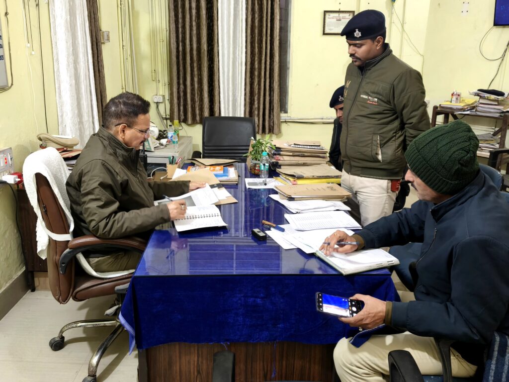 लहेरियासराय थाना में एसपी सिटी की सख्त समीक्षा लंबित कांडों के त्वरित निष्पादन और गिरफ्तारी पर दिया जोर लहेरियासराय थाना में एसपी सिटी की सख्त समीक्षा लंबित कांडों के त्वरित निष्पादन और गिरफ्तारी पर दिया जोर