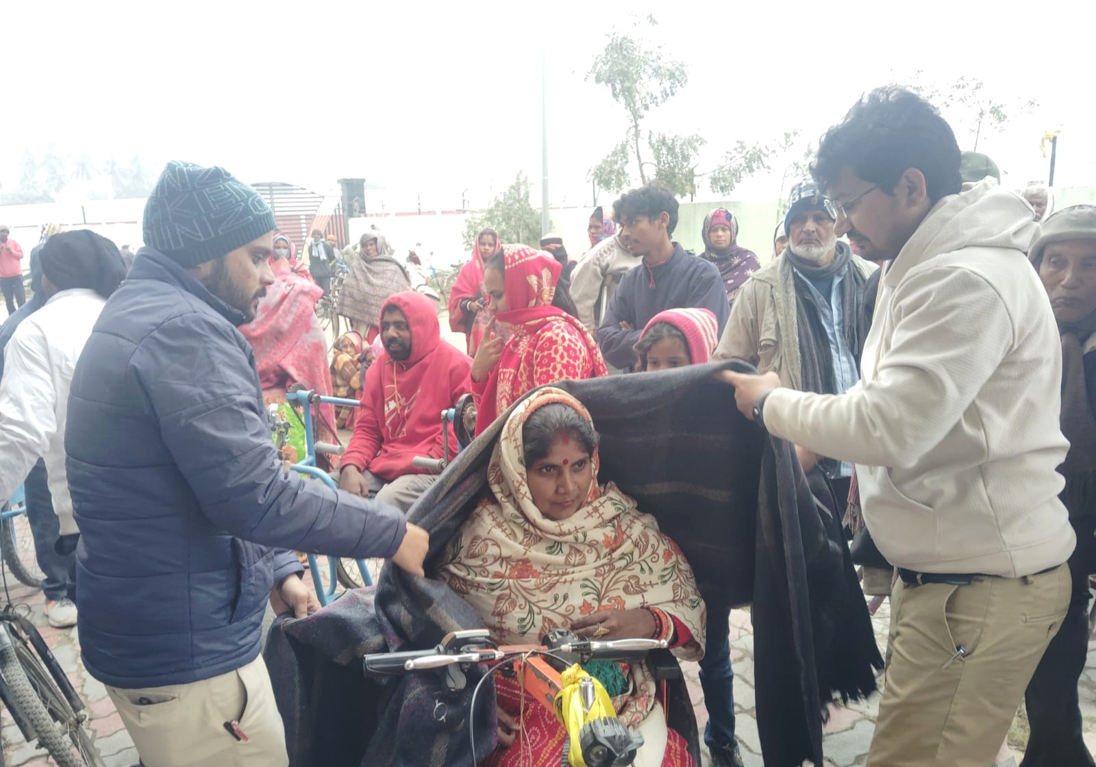 ठंड में गरीबों का सहारा बना प्रशासन मंत्री मदन सहनी ने जरूरतमंदों को बांटे कंबल, डीएम की निगरानी में राहत अभियान तेज ठंड में गरीबों का सहारा बना प्रशासन मंत्री मदन सहनी ने जरूरतमंदों को बांटे कंबल, डीएम की निगरानी में राहत अभियान तेज