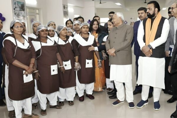 Bihar News: अब पुलिसकर्मियों की थाली में जीविका दीदी का स्वाद, पटना न्यू पुलिस लाइन में शुरू हुआ मेगा सेंट्रल किचन