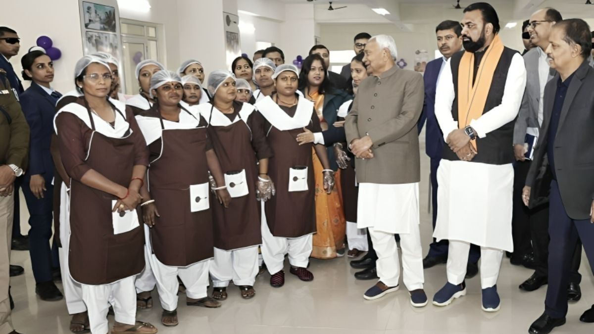 Bihar News: अब पुलिसकर्मियों की थाली में जीविका दीदी का स्वाद, पटना न्यू पुलिस लाइन में शुरू हुआ मेगा सेंट्रल किचन