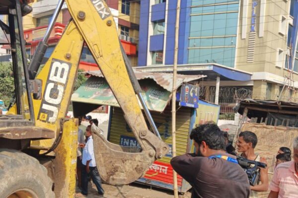 Bihar News: बिहार में बुलडोजर एक्शन जारी, जाम मुक्त हुआ दरभंगा एयरपोर्ट का रास्ता