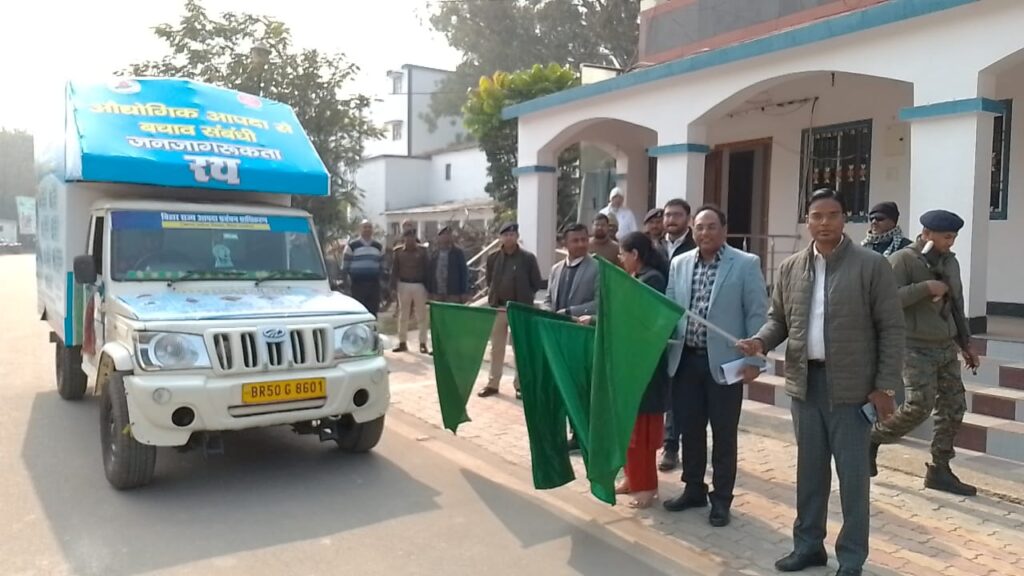 शीतलहर से बचाव को लेकर दरभंगा में अलर्ट डीएम ने दिखाई जागरूकता रथ को हरी झंडी शीतलहर से बचाव को लेकर दरभंगा में अलर्ट डीएम ने दिखाई जागरूकता रथ को हरी झंडी