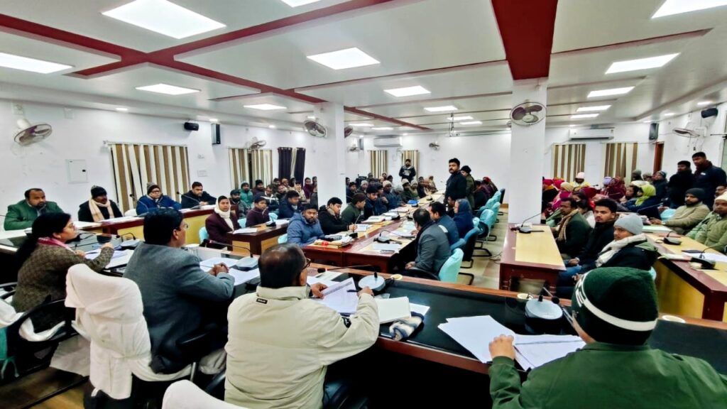 जिलाधिकारी की अध्यक्षता में राजस्व कार्यों की समीक्षा बैठक लंबित आवेदनों, लगान वसूली और योजनाओं के निष्पादन पर सख्त निर्देश जिलाधिकारी की अध्यक्षता में राजस्व कार्यों की समीक्षा बैठक लंबित आवेदनों, लगान वसूली और योजनाओं के निष्पादन पर सख्त निर्देश