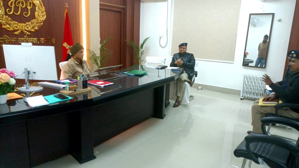 एसएसपी दरभंगा की बड़ी समीक्षा बैठक अपराध नियंत्रण, सुपर पेट्रोलिंग और लंबित मामलों पर फोकस एसएसपी दरभंगा की बड़ी समीक्षा बैठक अपराध नियंत्रण, सुपर पेट्रोलिंग और लंबित मामलों पर फोकस