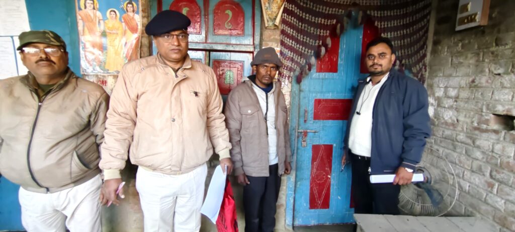 बिरौल थाना की बड़ी कार्रवाई, फरार अभियुक्तों के घर हुई कुर्की बिरौल थाना की बड़ी कार्रवाई, फरार अभियुक्तों के घर हुई कुर्की