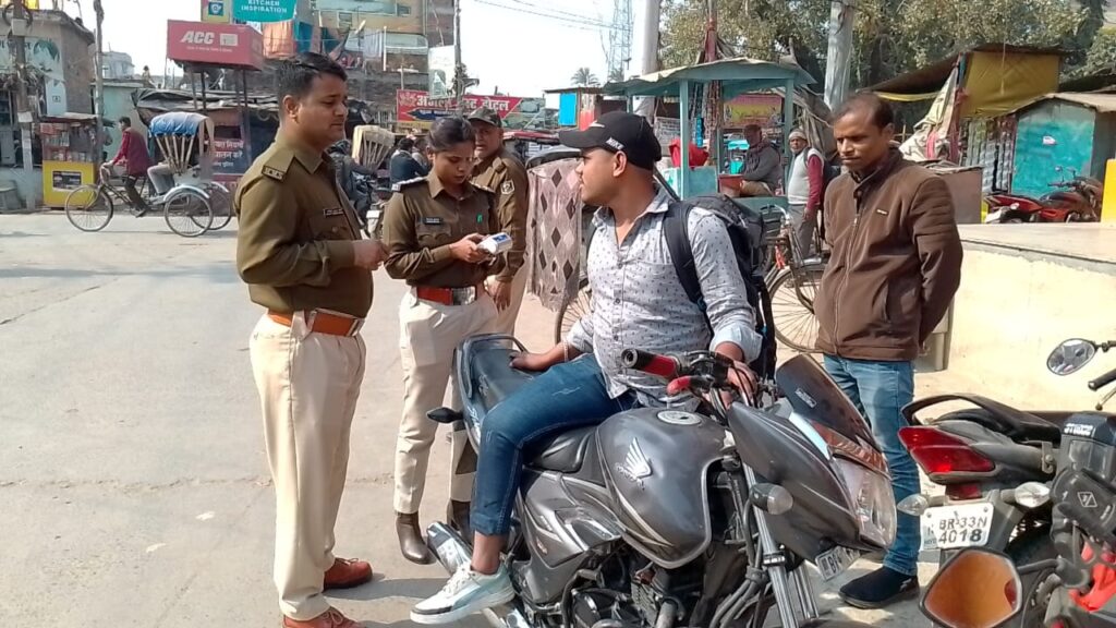दरभंगा में वन-वे पर बड़ी कार्रवाई, नाका-6 पर मचा हड़कंप दरभंगा में वन-वे पर बड़ी कार्रवाई, नाका-6 पर मचा हड़कंप