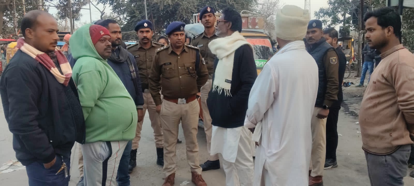 यातायात नियमों को लेकर पुलिस सख्त लोहिया चौक पर ऑटो एसोसिएशन को दिए निर्देश