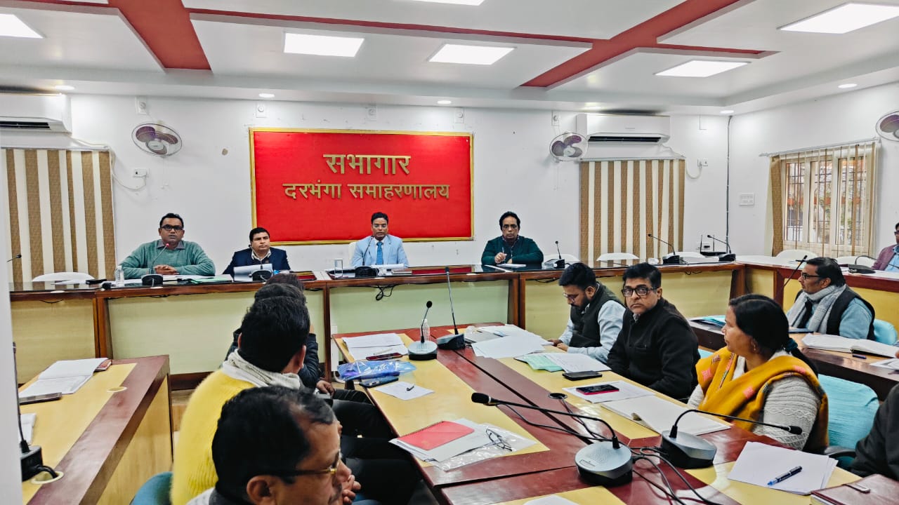 शिक्षा विभाग पर डीएम सख्त निरीक्षण, उपस्थिति और छात्रवृत्ति पर अल्टीमेटम