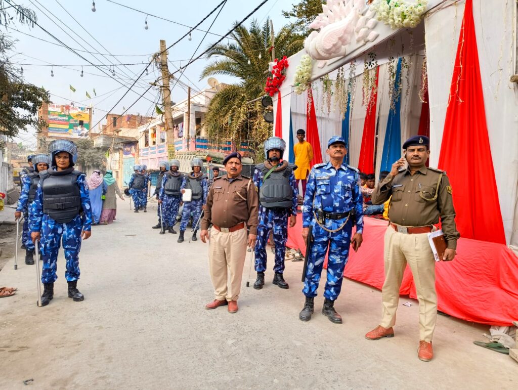 पूजा से पहले एक्शन मोड दरभंगा में RAF और पुलिस का फ्लैग मार्च पूजा से पहले एक्शन मोड दरभंगा में RAF और पुलिस का फ्लैग मार्च