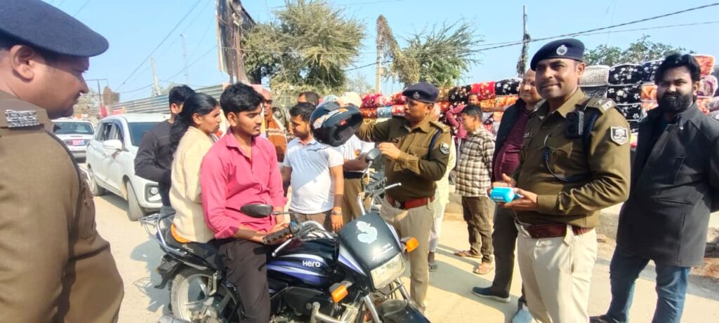 दरभंगा में सड़क सुरक्षा अभियान कर्पूरी चौक पर पुलिस ने बांटे हेलमेट