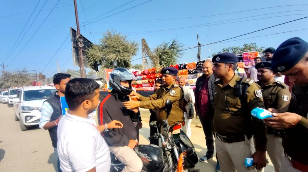 दरभंगा में सड़क सुरक्षा अभियान कर्पूरी चौक पर पुलिस ने बांटे हेलमेट