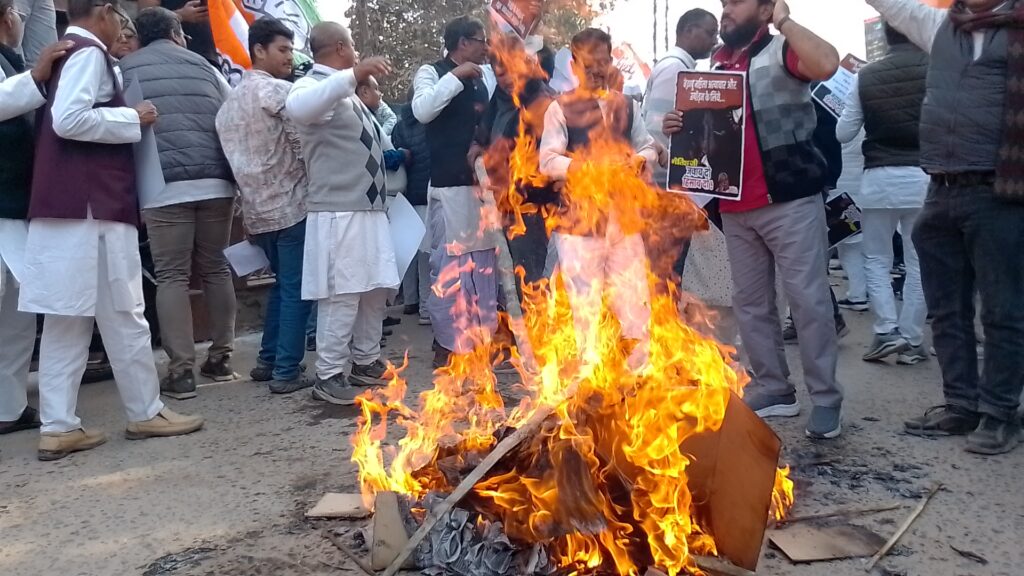 दरभंगा में कांग्रेस का उग्र प्रदर्शन PM–CM की शवयात्रा, पुतला दहन से सरकार पर हमला