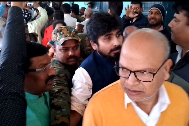 दरभंगा कांग्रेस कार्यालय में फूट पड़ा गुस्सा