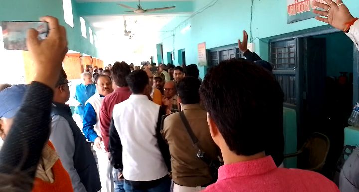दरभंगा कांग्रेस कार्यालय में फूट पड़ा गुस्सा दरभंगा कांग्रेस कार्यालय में फूट पड़ा गुस्सा