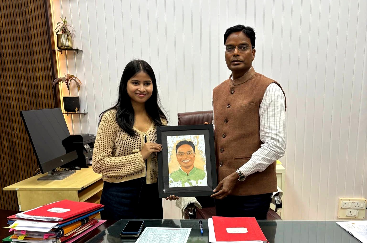 DM Darbhanga हुए प्रभावित: छात्रा रीना की कला को मिला बड़ा मंच, मिथिला लोक उत्सव में लगाएंगी स्टॉल