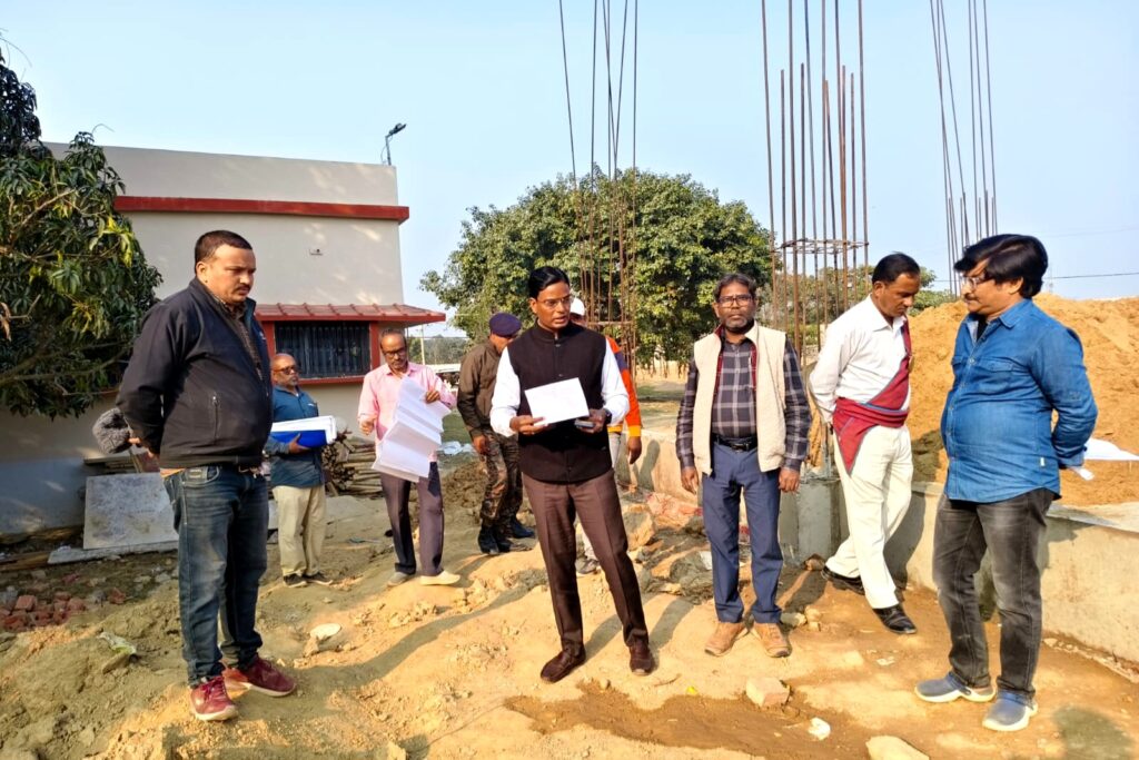 मिथिला संस्कृत संस्थान में निर्माण कार्यों का डीएम ने किया निरीक्षण