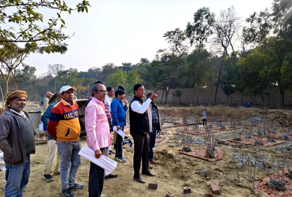 मिथिला संस्कृत संस्थान में निर्माण कार्यों का डीएम ने किया निरीक्षण